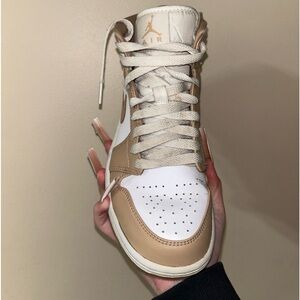 Jordan 1 Mid, Tan Gum, 7.5 Men’s, 9 Women’s